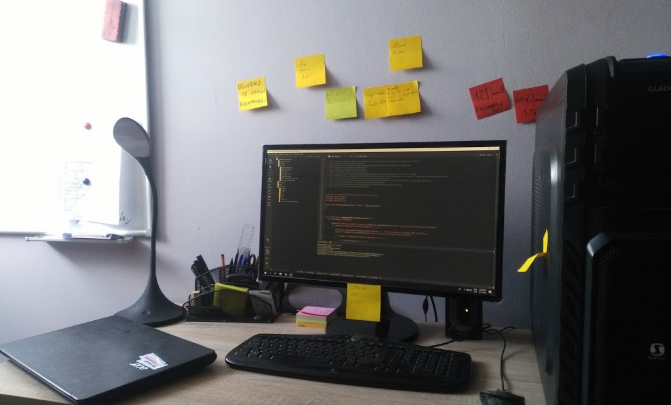 Recenzja książki Junior Developer - karteczki samoprzylepne